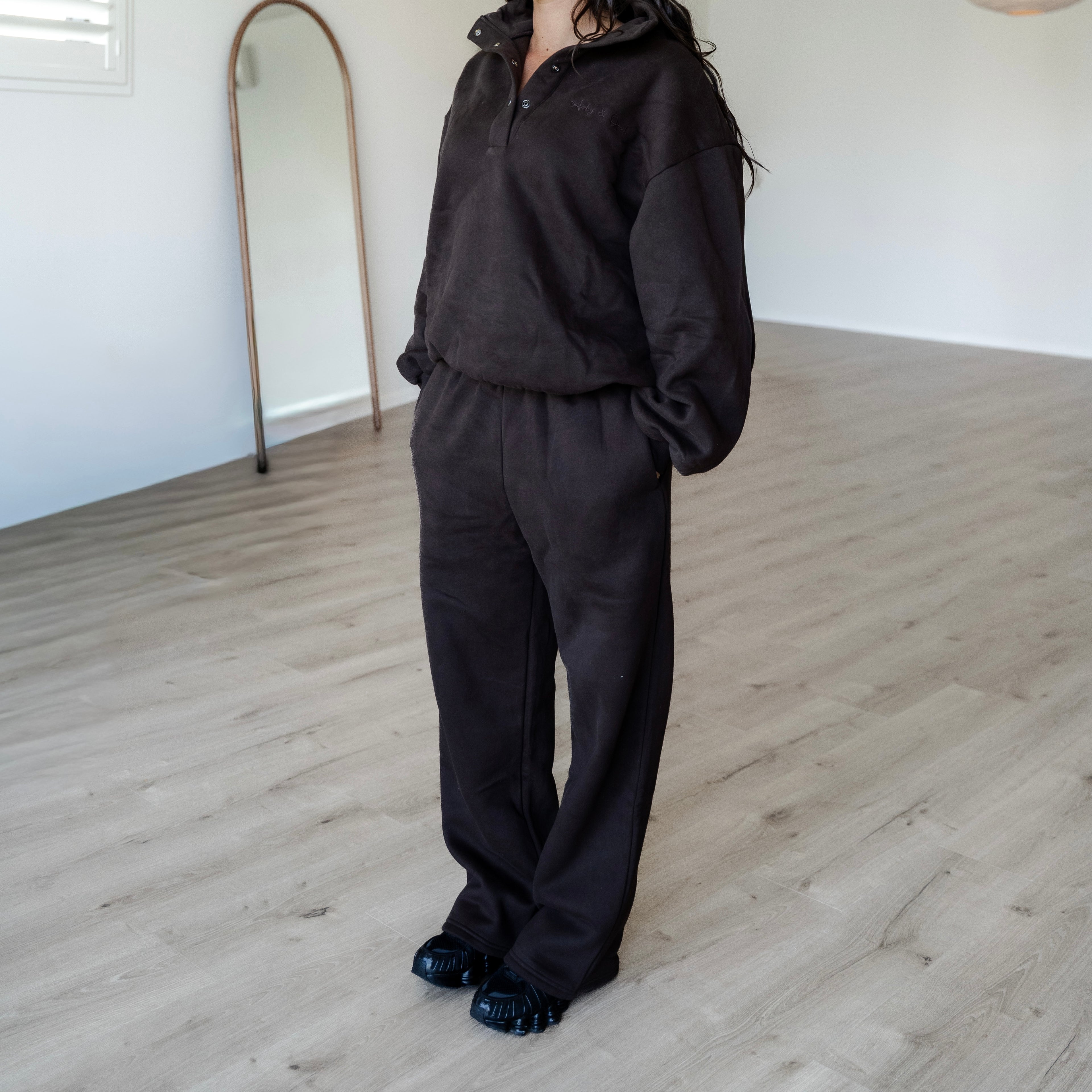 Signature Straight-Leg Jogger - Cocoa Bean